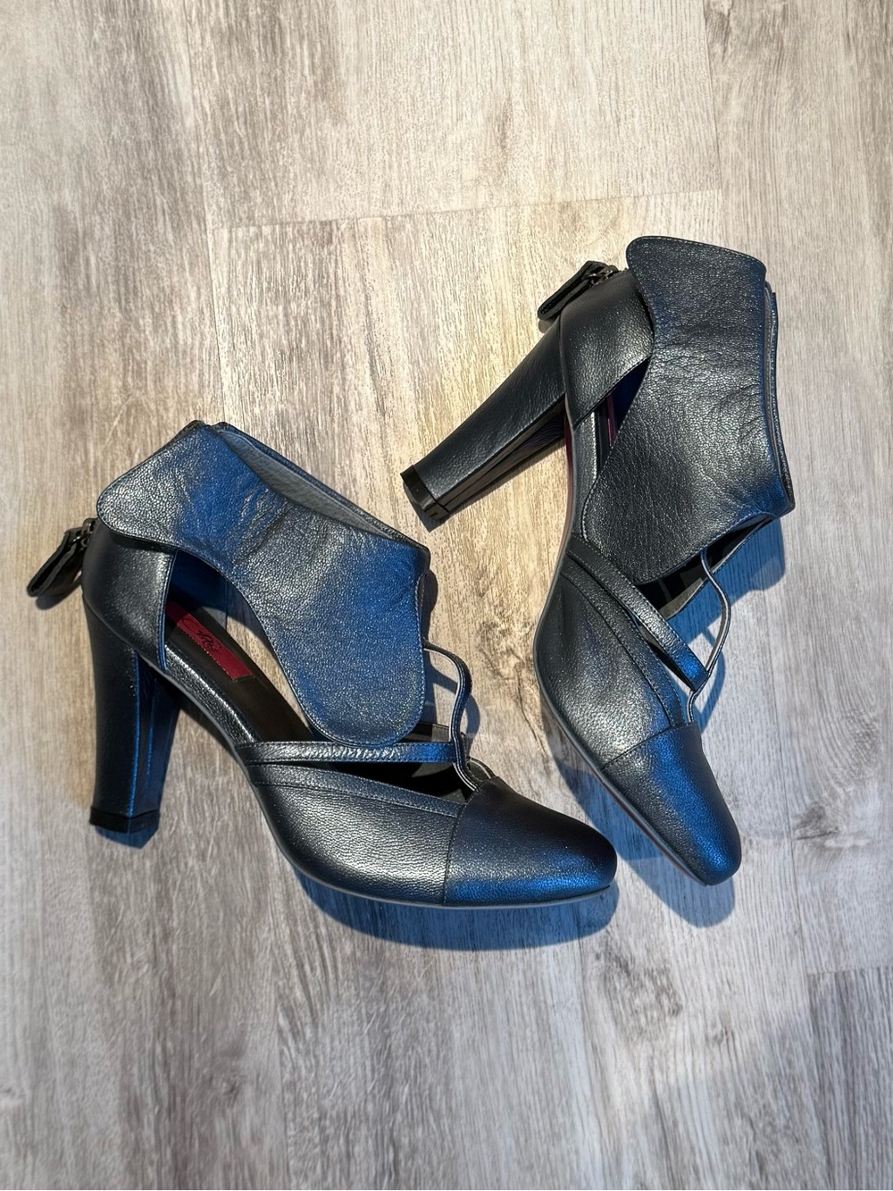 Pring Paris Metallic Grey Blue Leather T-Strap Cutout Shooties Back Zip 37